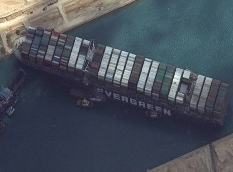 Suez Canal update From six days in the canal, huge EVERGREEN cargo ship moving now Suez Canal | अखेर सुएज कालव्यात अडकलेलं कार्गो शिप निघालं! जगभराला दिलासा