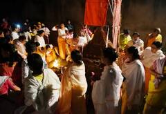 Holi 2021 Photos: કોરોના નિયંત્રણોની વચ્ચે દેશમાં થયું ‘હોલિકા દહન’, જુઓ તસવીરો