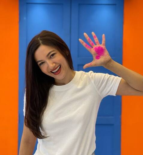 Gauahar Khan who married Zaid Darbar in Deceber last year shared this beautiful pic with wife Holi colour from her first Holi post marriage. [pic credit: Instagarm/Gauahar Khan]