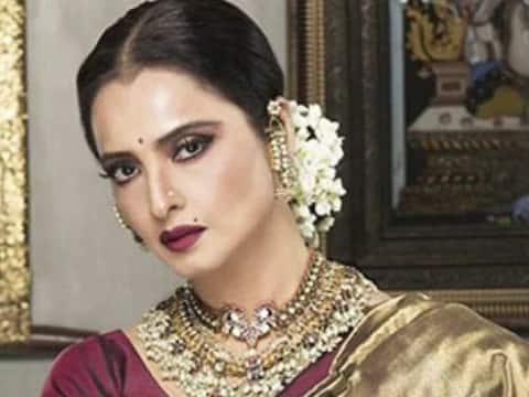 एका मुलाखतीत रेखा यांना विचारण्यात आलं होतं की त्यांच अमिताभवर किती प्रेम आहे? यावर उत्तर देताना रेखा म्हणाल्या की, जगभरात जेवढं प्रेम आहे त्यापेक्षाही जास्त अमिताभवर प्रेम आहे.