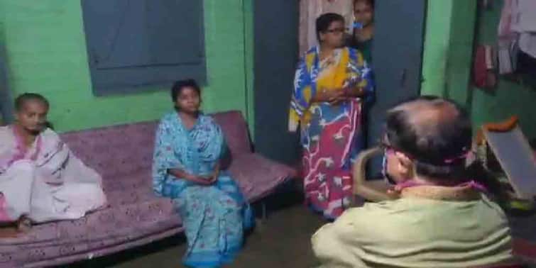 WB Election 2021: TMC Udayan Guha visited the house of death BJP leader Amit Sarkar in Dinhata constituency WB Election 2021: দিনহাটায় মৃত বিজেপি নেতার পরিবারের পাশে থাকার আশ্বাস তৃণমূল প্রার্থীর