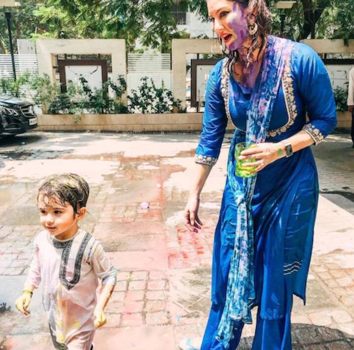ਡੈਨੀਏਲ ਆਪਣੀ ਪਤਨੀ ਸੰਨੀ ਨੂੰ ਗੁਲਾਬ ਲਗਾਉਂਦੇ ਹੋਏ।