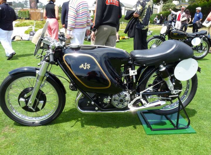 1949 E90 AJS Porcupine-ਇਸ ਬਾਈਕ ਦੀ ਕੀਮਤ ਲਗਪਗ 51 ਕਰੋੜ ਰੁਪਏ ਹੈ। ਸਾਲ 1949 'ਚ ਇਸ ਬਾਈਕ ਦੀਆਂ ਸਿਰਫ਼ 4 ਯੂਨਿਟਾਂ ਬਣਾਈਆਂ ਗਈਆਂ ਸਨ। ਇਨ੍ਹਾਂ 'ਚੋਂ ਇਕ ਬਾਈਕ ਦੀ ਬਦੌਲਤ ਲੈਸ ਗ੍ਰਾਹਮ ਨੇ ਵਿਸ਼ਵ ਚੈਂਪੀਅਨਸ਼ਿਪ ਜਿੱਤੀ ਸੀ। ਇਸ ਬਾਈਕ ਨੂੰ ਵੇਖ ਕੇ ਅੰਦਾਜਾ ਲਗਾਇਆ ਜਾ ਸਕਦਾ ਹੈ ਕਿ ਇਸ ਦੀ ਕੀਮਤ ਇੰਨੀ ਜ਼ਿਆਦਾ ਕਿਉਂ ਹੈ। ਇਸ ਬਾਈਕ 'ਚ ਐਲੂਮੀਨਿਅਮ ਅਲੌਏ ਦੇ ਨਾਲ ਬਹੁਤ ਮਜ਼ਬੂਤ ਇੰਜਨ ਹੈ। ਤੁਸੀਂ ਇਸ ਦੇ ਡਿਜ਼ਾਈਨ ਨੂੰ ਵੇਖ ਕੇ ਹੈਰਾਨ ਰਹਿ ਜਾਓਗੇ। ਇਹ ਬਾਈਕ ਇਕ ਕਾਰ ਨਾਲੋਂ ਜ਼ਿਆਦਾ ਸ਼ਕਤੀਸ਼ਾਲੀ ਹੈ।