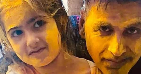 Nitara Kumar-Akshay Kumar and daughter Nitara smeared in bright yellow Holi hues. [pic credit: Instagram/ Akshay Kumar]
