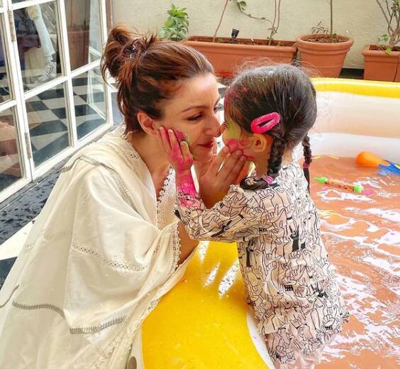 Inaaya Naumi Kemmu: Soha Ali Khan's adorable daughter Inaaya celebrating Holi with her mom.[pic credit: Instagram/ Soha ALi Khan]