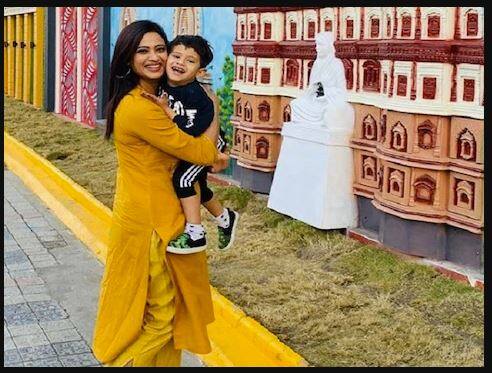 ਉਸ ਨੇ ਕਿਹਾ ਕਿ, ਭਾਵੇਂ ਉਹ ਮੇਰੇ ਕਾਰਨ ਇਨ੍ਹਾਂ ਸਾਰੀਆਂ ਚੀਜ਼ਾਂ ਦਾ ਸਾਹਮਣਾ ਕਰ ਰਹੇ  ਹਨ, ਪਰ ਫਿਰ ਵੀ ਉਨ੍ਹਾਂ ਦੇ ਚਿਹਰੇ 'ਤੇ ਮੁਸਕਾਨ ਰਹਿੰਦੀ ਹੈ। 