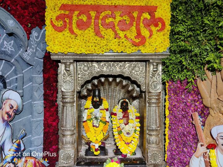 विविध पानं- फुलं आणि संत तुकोबांच्या प्रतिमांनी येथे आकर्षक सजावट करण्यात आली आहे.