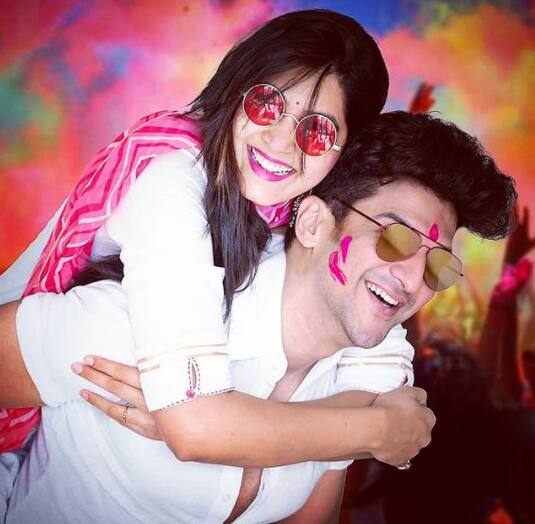 Sasural Simar Ka fame TV actor Manish Raisinghan shared this beautiful pic with wife Sangeita Chauhaan from their first Holi post marriage. [pic credit: Instagarm/Manish Raisinghan]
