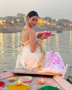 In Pics:  ગંગા કિનારે આ અભિનેત્રીએ બેકલેસ બ્લાઉઝમાં મનાવી, બનારસી હોળી, જુઓ ખુબસૂરત તસવીરો