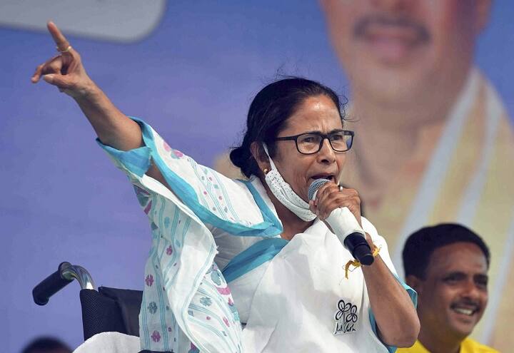 WB Election 2021: CM Mamata Banerjee Speaks To Guv Jagdeep Dhankhar, Alleges Locals Not Being Allowed To Vote 'I Am Appealing To You': CM Mamata Banerjee Speaks To Guv Dhankhar, Alleges Locals Not Being Allowed To Vote