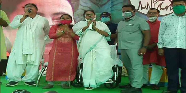 WB Election 2021: Mamata Banerjee stood up from wheelchair during the political meeting in Nandigram WB Election 2021: হুইলচেয়ার থেকে উঠে দাঁড়ালেন মমতা বন্দ্যোপাধ্যায়