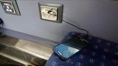 रात्रीच्या वेळी रेल्वेत मोबाईल, लॅपटॉप चार्ज करता येणार नाहीत; Indian Railway प्रशासनाचा मोठा निर्णय