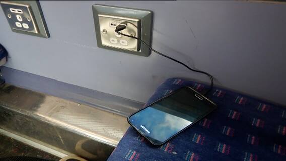 रात्रीच्या वेळी रेल्वेत मोबाईल, लॅपटॉप चार्ज करता येणार नाहीत; Indian Railway प्रशासनाचा मोठा निर्णय