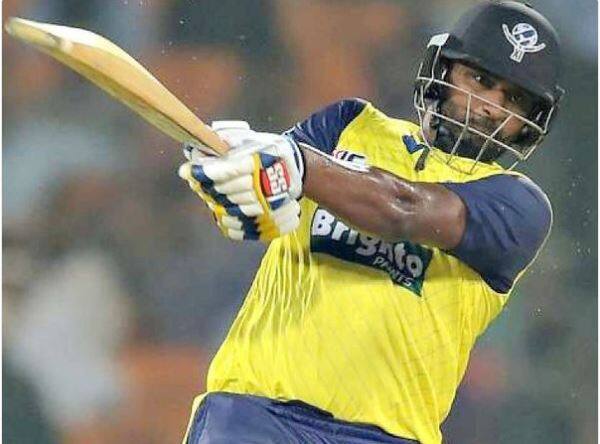 શ્રીલંકાનો ઓલ રાઉન્ડર થિસારા પરેરા (Thisara Perera)અહીં એક સ્થાનિક ટૂર્નામેન્ટ દરમિયાન ક્રિકેટમાં એક જ ઓવરમાં છ સિક્સર ફટકારનારો શ્રીલંકા(Sri Lanka)નો પ્રથમ ખેલાડી બની ગયો છે. પરેરાએ આ ઉપલબ્ધિ રવિવારે અહીં પનાગોડામાં સેન્ય મેદાનમાં ચાલી રહેલી મેજર ક્લબ્સ લિમિટેડ ઓવર લિસ્ટ એ ટૂર્નામેન્ટમાં હાંસલ કરી હતી. તે બ્લૂમફીલ્ડ ક્રિકેટ અને એથલેટિક  ક્લબ સામેની મેચમાં શ્રીલંકન આર્મીની કેપ્ટનશીપ કરી રહ્યો હતો. તેણે 13 બોલમાં અણનમ 52 રન બનાવ્યા હતા.