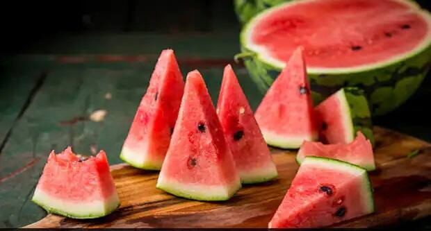 તરબૂચ:તરબૂચ ઓછી કેલેરીવાળુ મીઠું ફળ છે. જેને સલાડ અને જ્યુસના રૂપે પણ લઇ શકાય છે. તરબૂત એક પરિપૂર્ણ ફ્રૂટ છે. તેમા વિટામીન સી, અમીનો એસિડ, લાઇફોપીન, સોડિયમ અને એન્ટીઓક્સિડન્ટથી ભરપૂર છે. જે શરીરને હાઇબ્વડપ્રેશરથી બચાવે છે. તેમાં કેલેરી ઓછી હોવાથી વજન ઉતારવા ઇચ્છતા લોકો માટે પણ ઉપકારક છે. હાઇબ્લ્ડ પ્રેશનના દર્દી માટે પણ હિતકારી છે. તરબૂચ હાઇબ્લડ પ્રેશનરને નિયંત્રિત કરે છે.