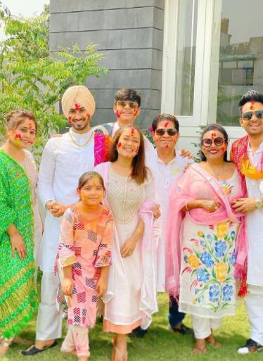 Neha Kakkar who married sinegr Rohanpreet last year in October celebrated the festival of colors with her entire family. [pic credit: Instagarm/Neha Kakkar]