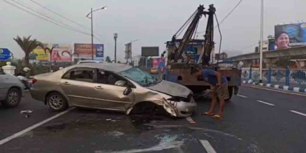 EM Bypass Accident ডিভাইডারে ধাক্কা মেরে উল্টে গেল গাড়ি, ইএম বাইপাসে দুর্ঘটনা