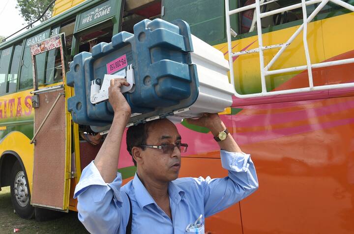 বুধবারের এই সব ছবিই বলে দিচ্ছে, এবারের হাইভোল্টেজ বিধানসভার এপিসেন্টার নন্দীগ্রাম এখন ব্যাটলগ্রাউন্ড। লক্ষ্মীবারে নন্দীগ্রামের ভোটের লড়াইকে মাথায় রেখে কড়া নিরাপত্তার ব্যবস্থা করেছে নির্বাচন কমিশন।