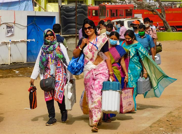 আকাশে চক্কর কাটছে নির্বাচন কমিশনের হেলিকপ্টার। মাটিতে ১৪৪ ধারা জারির প্রচার। গুরুত্বপূর্ণ শহরগুলিতে নাকা চেকিং। এলাকায় এলাকায় চলছে কেন্দ্রীয় বাহিনীর রুটমার্চ।
