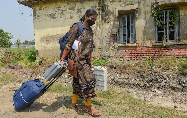 দিল্লিতে বসে তারওপর নজরদারি চালাবে কমিশন। ইন্টারনেট নেটওয়ার্কের ক্ষেত্রে যাতে কোনও অসুবিধা না হয়, তারজন্য ইতিমধ্যে মোবাইল পরিষেবা প্রদানকারী সংস্থাগুলিকে নির্দেশ দিয়েছে নির্বাচন কমিশন। এছাড়াও ড্রোন ও আকাশপথে নজরদারি, এয়ার অ্যাম্বুল্যান্সেরও ব্যবস্থা থাকছে। নির্বাচন কমিশন সূত্রে খবর, ভোটের সময় নিজেদের নিরাপত্তারক্ষী নিয়ে ঘুরতে পারবেন প্রার্থীরা।