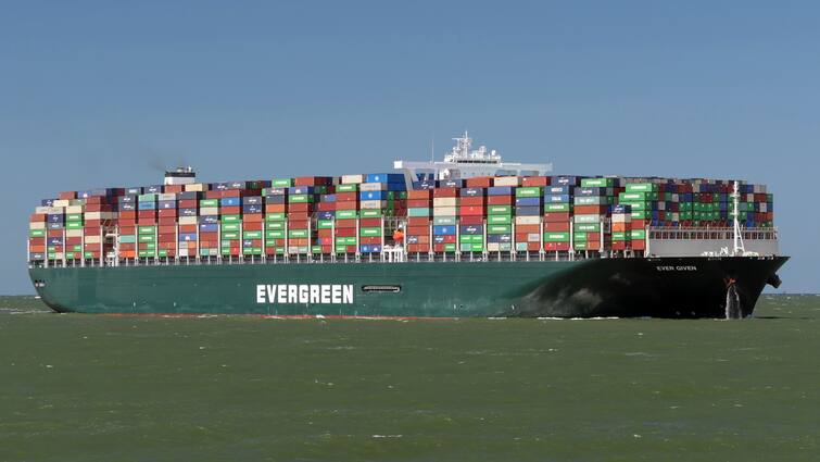 ships started crossing suez canal after evergreen rescued சூயஸ் கால்வாய் - இருமுனையிலும் மீண்டும் தொடங்கிய கப்பல் போக்குவரத்து.!