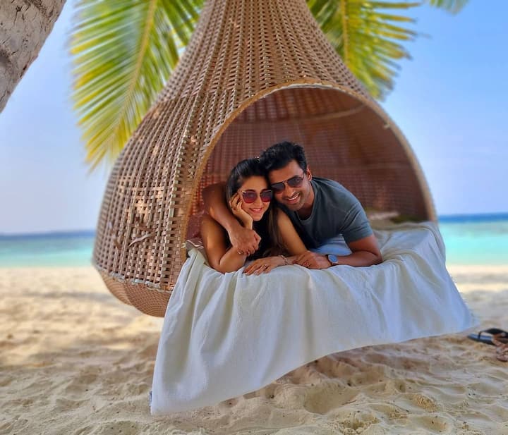 অঙ্কুশ নিজের প্রোফাইলে একটি ছবি পোস্ট করে জন্মদিনের শুভেচ্ছা জানিয়েছেন ঐন্দ্রিলাকে।