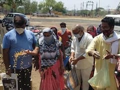 गरिबांना निकृष्ट दर्जाचा मका दिल्याने नागरिक संतप्त; घाटंजी तहसील कार्यालयात फेकला मका