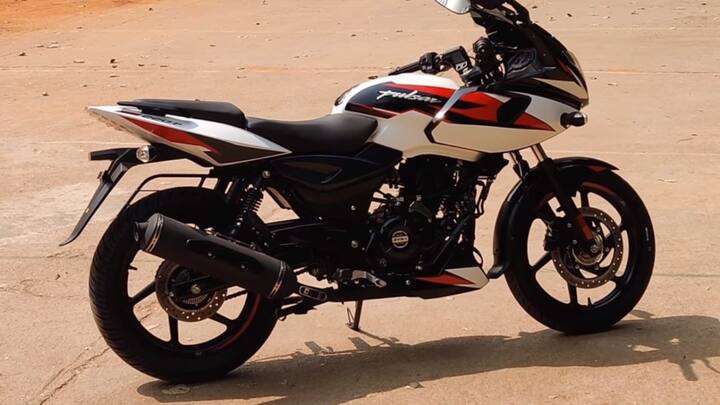 Bajaj Pulsar 220F-ਬਜਾਜ ਪਲਸਰ ਬਾਈਕ ਬਾਜ਼ਾਰ 'ਚ ਸਭ ਤੋਂ ਵੱਧ ਪਸੰਦ ਕੀਤੀ ਜਾਣ ਵਾਲੀ ਸਪੋਰਟਸ ਬਾਈਕ ਹੈ। ਇਸ ਨੂੰ ਵਧੀਆ ਡਿਜ਼ਾਇਨ ਤੋਂ ਇਲਾਵਾ ਇਕ ਮਜ਼ਬੂਤ ਇੰਜਨ ਦੇ ਨਾਲ ਬਾਜ਼ਾਰ 'ਚ ਲਾਂਚ ਕੀਤਾ ਗਿਆ ਹੈ। ਪਲਸਰ 220 ਐਫ ਦਾ ਡਿਜ਼ਾਈਨ ਆਕਰਸ਼ਕ ਹੈ। ਇਸ 'ਚ 220 ਸੀਸੀ ਇੰਜਨ ਹੈ। ਇਸ ਦੇ ਦੂਜੇ ਮਾਡਲ NS 200 ਦਾ ਇੰਜਨ ਪਹਿਲਾਂ ਨਾਲੋਂ ਛੋਟਾ ਹੈ, ਪਰ ਬਹੁਤ ਮਜ਼ਬੂਤ ਹੈ। ਇਸ ਦੀ ਐਕਸ ਸ਼ੋਅਰੂਮ ਕੀਮਤ 1 ਲੱਖ ਰੁਪਏ ਹੈ।