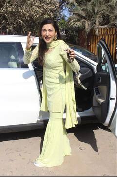 In Pics: ਪਤੀ ਜ਼ੈਦ ਨਾਲ ਖੂਬਸੂਰਤ ਅੰਦਾਜ਼ 'ਚ ਨਜ਼ਰ ਆਈ ਗੌਹਰ ਖ਼ਾਨ, ਲੋਕਾਂ ਨੂੰ ਸੈਨੇਟਾਈਜ਼ ਕਰਦੀ ਆਈ ਨਜ਼ਰ