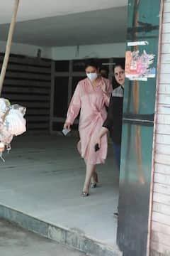 Kareena Kapoor Khan: কোন পোশাকে ফের লাইমলাইটে করিনা? দেখুন ছবি