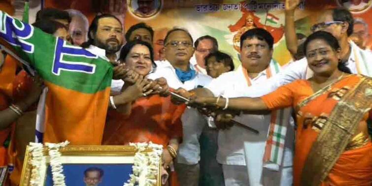 Barrackpore WB Elections Hundreds TMC workers including outgoing councilor municipality joined the BJP Barrackpore WB Elections: ভোটের মুখে ভাঙন তৃণমূলে, বিজেপিতে ব্যারাকপুর পুরসভার বিদায়ী ও প্রাক্তন কাউন্সিলর সহ শতাধিক কর্মী