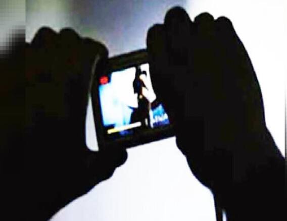 Surat: મેનેજમેન્ટના વિદ્યાર્થી સાથે યુવકે દુકાનમાં કર્યું સૃષ્ટિ વિરૂધ્ધનું કૃત્ય, સાથીઓએ ઉતાર્યો વીડિયો ને પડાવ્યા 1.26 કરોડ રૂપિયા........