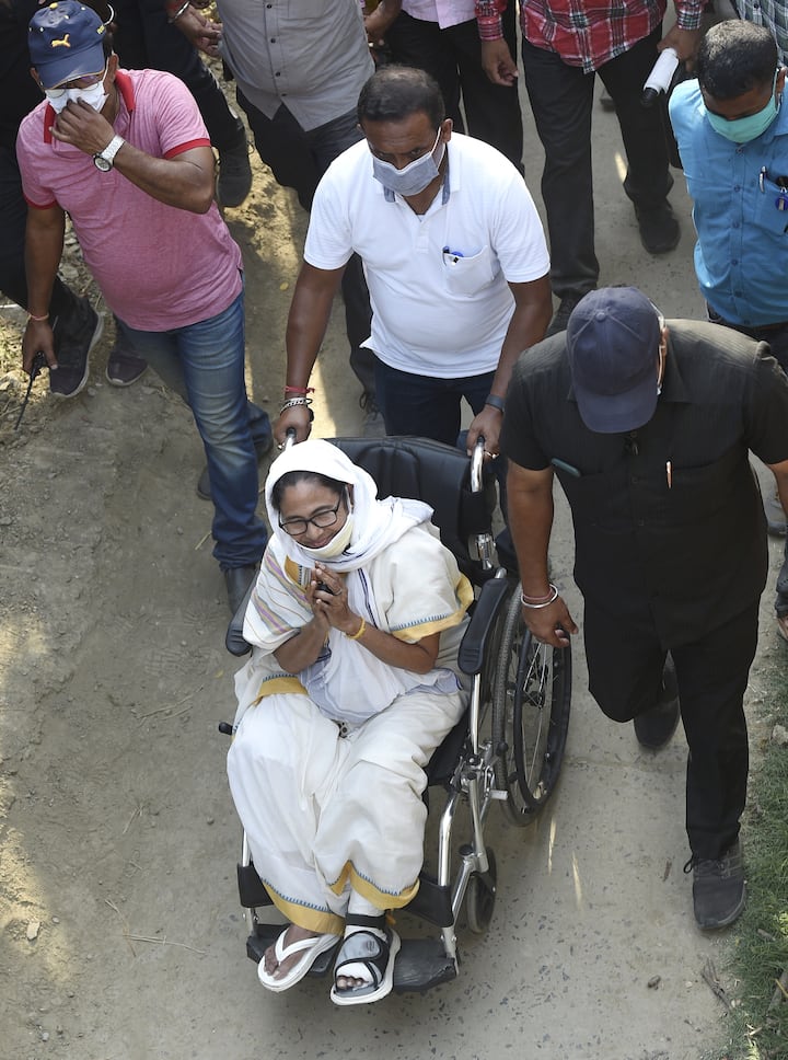 বয়ালের স্কুল থেকে বেরিয়ে নন্দীগ্রামে তৃণমূলের পার্টি অফিসে পৌঁছে বৈঠকে বসেন মমতা বন্দ্যোপাধ্যায়। তারপরই বয়ালে পৌঁছন শুভেন্দু অধিকারী। সেখানেই বিজেপি প্রার্থী দাবি করেন, বেগমের এখান থেকে জেতা হচ্ছে না। হারছে। একটা প্রার্থী দুটোয় বাড়ির বাইরে বের হচ্ছে।  সব মিলিয়ে দিনভর ধুন্ধুমার নন্দীগ্রামে।