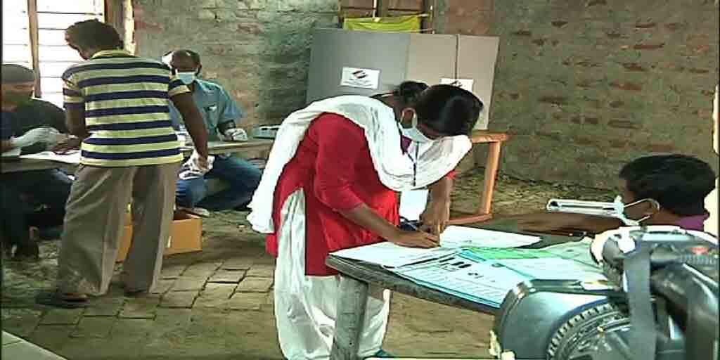 West Bengal Election 2021: ভয় দেখানো চলছে, অভিযোগ মীনাক্ষির, ভোটারদের নিরাপত্তা দেওয়ার দাবি West Bengal Election 2021: CPIM candidate of Nandigram Minakshi Mukherjee demands security for voters West Bengal Election 2021: ভয় দেখানো চলছে, অভিযোগ মীনাক্ষির, ভোটারদের নিরাপত্তা দেওয়ার দাবি