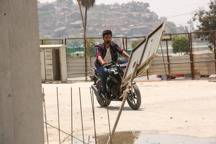 Adharva done a shot in single take ஒரே ஷாட்டில் ஷாட்டில் அசத்திய அதர்வா
