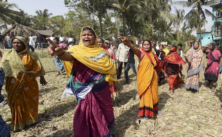 তৃণমূলের অভিযোগ, অবাধে ছাপ্পাভোট চালিয়েছে বিজেপি। এজেন্ট ঢুকতে দেয়নি বলেও অভিযোগ। এক তৃণমূলকর্মী বলেন, আমাদের এজেন্ট বসতে দেয়নি। পেপার ছিঁড়ে দিয়েছে, আমি পাশের বুথ থেকে এসেছি, ফর্মফিলআপ করে এসেছি। আমাদের বসতে দিচ্ছে না।