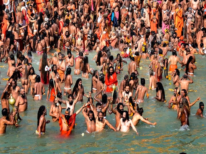 Devotees taking holy bath in haridwar Kumbh mela 2021 on second shahi snan Kumbh 2021: दूसरे शाही स्नान में भक्त लगा रहे आस्था की डुबकी, कोरोना को लेकर खास इंतजाम