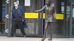 சூழலியல் செயற்பாட்டாளர் க்ரேட்டா தன்பெர்க்குக்கு ரூ.24 லட்சம் மதிப்பில் வெண்கல சிலை.. மாணவர்கள் அதிருப்தி