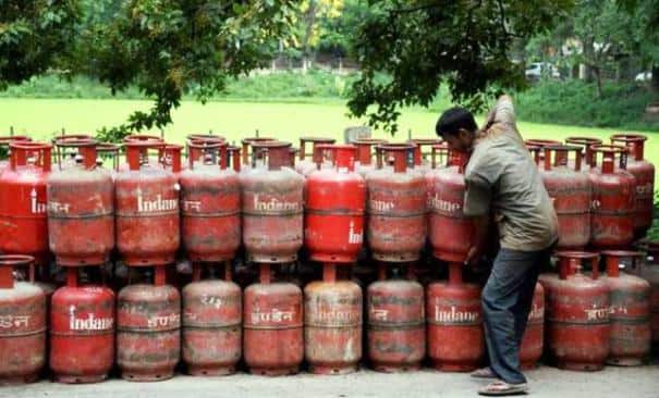 cooking gas cylinder price is 10 rupees less சமையல் கேஸ் சிலிண்டர் விலை 10 ரூபாய் குறைந்தது