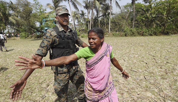 দু’দলের কর্মীদের মধ্যে হাতাহাতির পরিস্থিতি তৈরি হয়। পরস্পরকে লক্ষ্য করে চলে ইটবৃষ্টি। বাঁশ হাতে বেরিয়ে আসেন অনেকেই! পরিস্থিতি নিয়ন্ত্রণ করতে মাঠে নামতে হয় আইপিএস অফিসারদের।