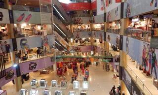 Surat Corona Case: રાજ્યના આ શહેરના જાણીતા મોલમાં ફાટ્યો કોરોનાનો રાફડો, જાણો કેટલા કર્મચારી સંક્રમિત થતાં મચ્યો ખળભળાટ