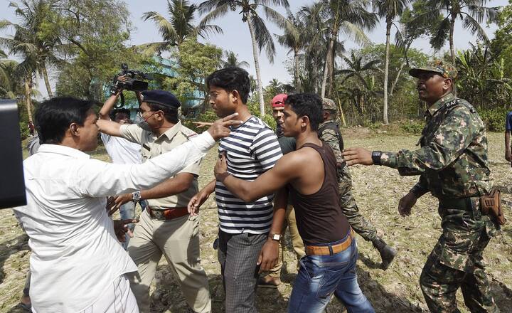যুযুধান দু’পক্ষের মাঝখানে মানব প্রাচীর হওয়ার চেষ্টা কেন্দ্রীয় বাহিনী জওয়ান ও পুলিশ কর্মীদের। একদিকে বিজেপির কর্মীরা। মুখে ‘জয় শ্রীরাম’ স্লোগান। অন্যদিকে, বিক্ষোভ তৃণমূলের কর্মী-সমর্থকদের! মুখে, খেলা হবে স্লোগান!