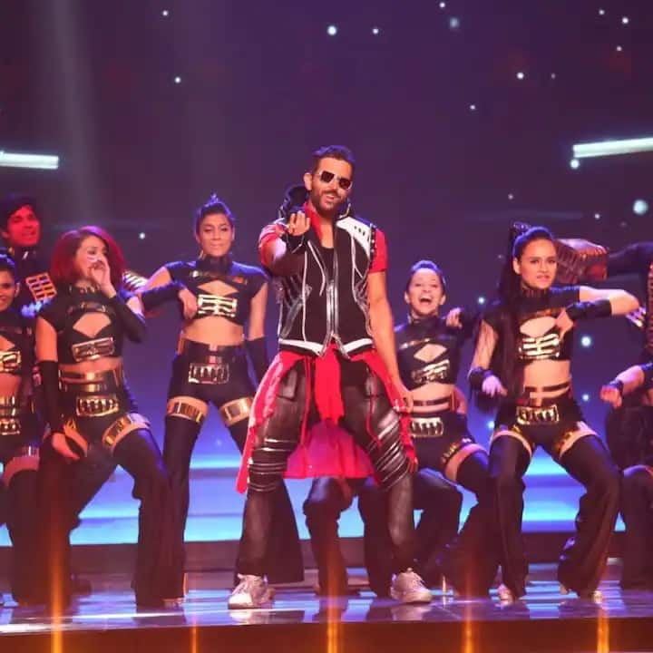 প্রসঙ্গত খুব শীঘ্রই ‘ফাইটার’ ছবিতে দীপিকা পাড়ুকোনের সঙ্গে অভিনয় করতে দেখা যাবে হৃত্বিককে।