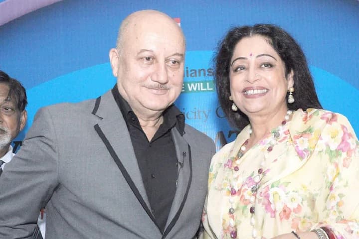 Anupam Kher Confirms his Wife Kirron Kher Is Suffering From Blood Cancer and Undergoing Treatment Kirron Kher Blood cancer: ব্লাড ক্যানসারে আক্রান্ত কিরণ খের, জানালেন অনুপম
