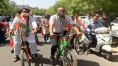 ગાંધીનગરમાં વોર્ડ નંબર-9ના કોગ્રેસના ઉમેદવાર સાયકલ પર ફોર્મ ભરવા પહોંચ્યા