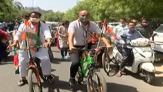 ગાંધીનગરમાં વોર્ડ નંબર-9ના કોગ્રેસના ઉમેદવાર સાયકલ પર ફોર્મ ભરવા પહોંચ્યા