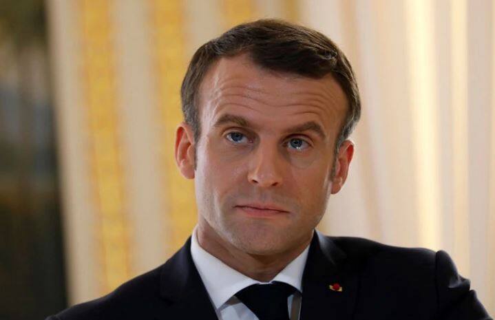 French President Emmanuel Macron was slapped by man Drome region Two arrested French President Emmanuel Macron : फ्रान्सच्या राष्ट्राध्यक्षांना चापट मारल्याप्रकरणी दोघांना अटक, पाहा व्हिडीओ