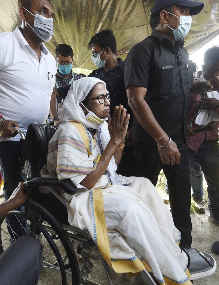 প্রায় দু’ঘণ্টা পর বিক্ষোভকারীদের সরিয়ে কোনওক্রমে বয়ালের স্কুল থেকে বের করে আনা হয় মমতা বন্দ্যোপাধ্যায়কে। নন্দীগ্রামের তৃণমূল প্রার্থী বলেন, ইলেকশন কমিশন চালাচ্ছে স্বরাষ্ট্রমন্ত্রী। কেন্দ্রীয় বাহিনীকে স্বরাষ্ট্রমন্ত্রী নির্দেশ দিচ্ছে। ইলেকশন কমিশন চুপ করে রয়েছে।