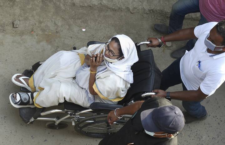 এদিন সকাল থেকে রেয়াপাড়ার বাড়িতে ছিলেন মমতা বন্দ্যোপাধ্যায়। নন্দীগ্রামের বয়ালের ৭ নম্বর বুথে পোলিং এজেন্টকে ঢুকতে না দেওয়ার অভিযোগে সকাল থেকে সরব হয় তৃণমূল। এই খবর দেখার পর এবং তাঁর নির্বাচনী এজেন্টের কাছ থেকে অভিযোগ পাওয়ার পর, দুপুরের দিকে বের হন মমতা বন্দ্যোপাধ্যায়। তিনি বয়ালে পৌঁছতেই উত্তপ্ত হয়ে ওঠে এলাকা।