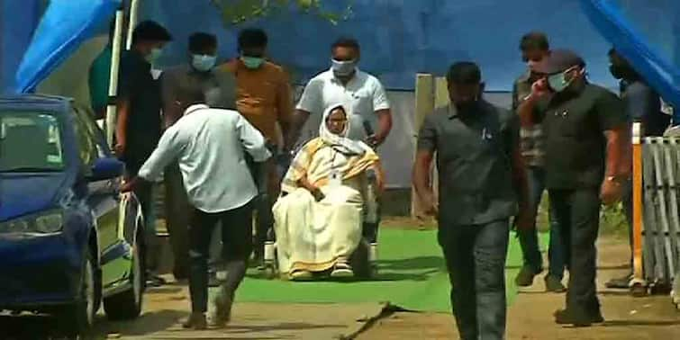 WB Election 2021: CM Mamata Banerjee came out from reyapara, going to polling booth WB Election 2021: রেয়াপাড়ার বাড়ি থেকে বেরোলেন মমতা, এবিপি আনন্দর খবরের জের, গেলেন বয়ালের বুথে